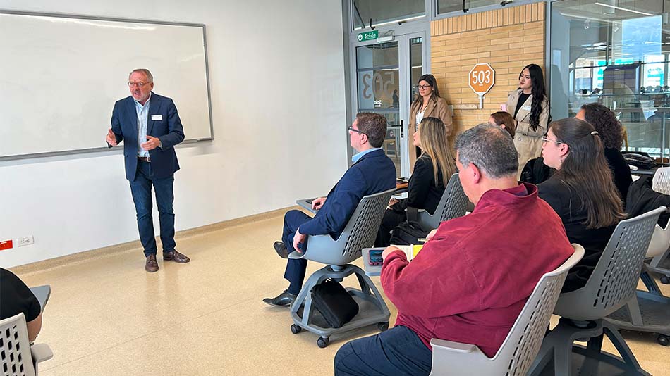 Manuel Herrera, director académico de Relaciones Internacionales, impartió diversas ponencias en varias de las instituciones académicas visitadas por UNIR.