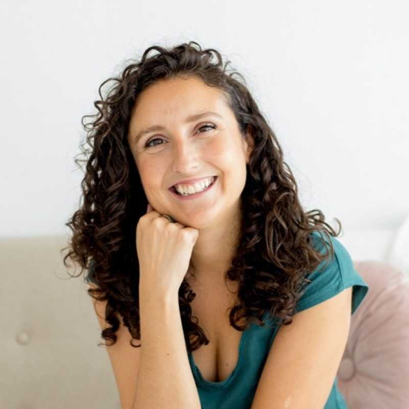 Ángela Victoria Arenas Rojas, Experta asociada