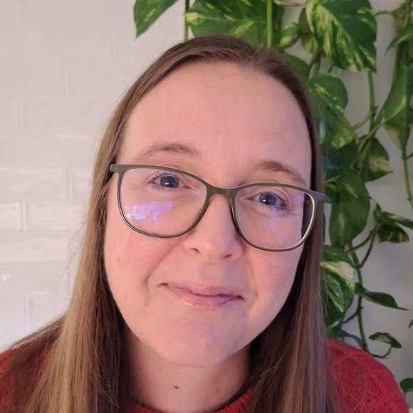 Beth Erin Jones, Experta asociada